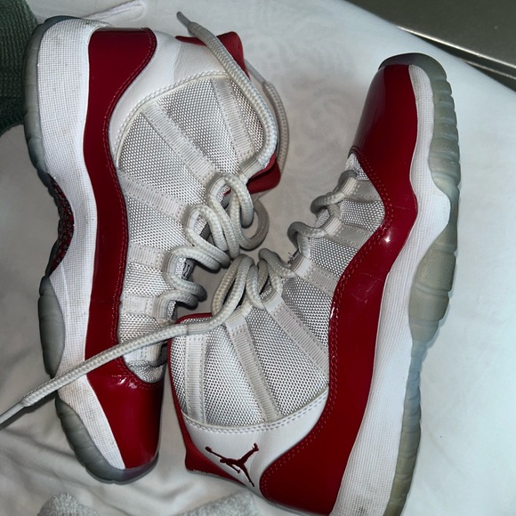 Jordan 11 Retro Cherry (2022) - Picture 5 of 8